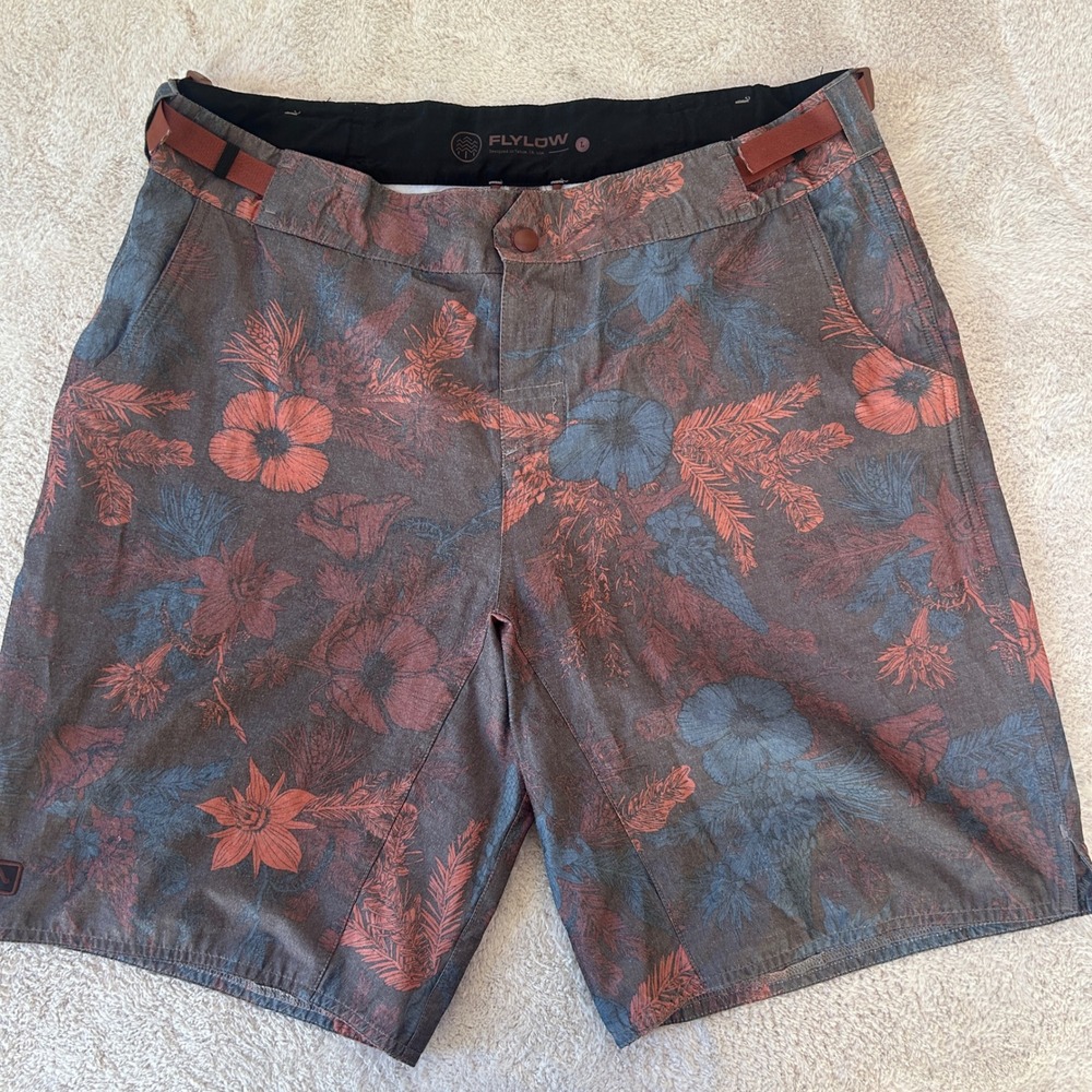 Flylow Reynolds Shorts Mens Large Mountain Bike Shorts Blue/Red Floral Print